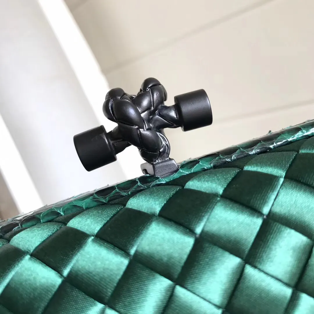 Model 8651 The popular Knot clutch ~ is made of exquisite Japanese silk fabric with freshwater snakeskin piping. It looks elegant when worn cross-body or in the hand. Petite girls can also handle it. It can hold 2 iPhone X phones. Size: 20cm*12cm M56530